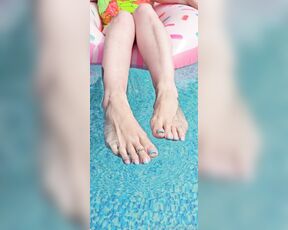 Olga Infinity Novem aka olganovem - 07-23-2024 OnlyFans Video - New pedicure turquoise French in the pool