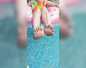 Olga Infinity Novem aka olganovem - 07-23-2024 OnlyFans Video - New pedicure turquoise French in the pool